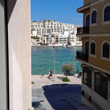 Πανσιόν Seafront Akwador 4*